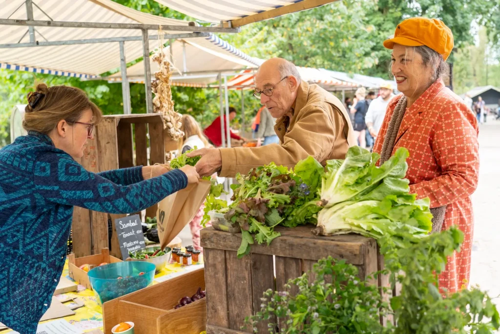 mensen bij een fruit en groenten kraam