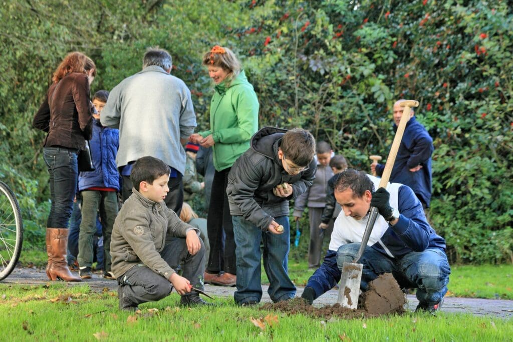 mensen die samenwerken met een schop in de grond