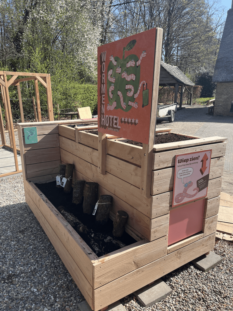 Wormehotel van de Compostier, buiten in de zon