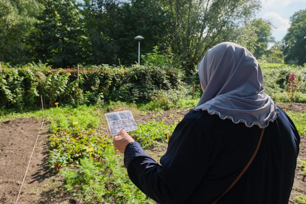 persoon op de moestuin van gagelsteede met hoofddoek op